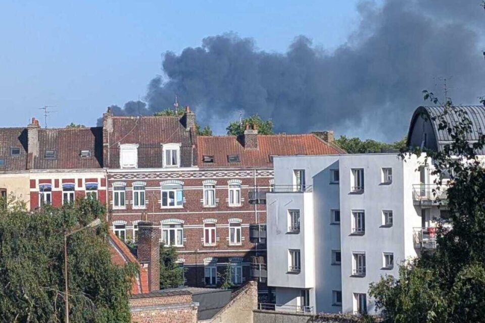 On voit notamment la fumée depuis Lille (ici dans le quartier de Wazemmes).