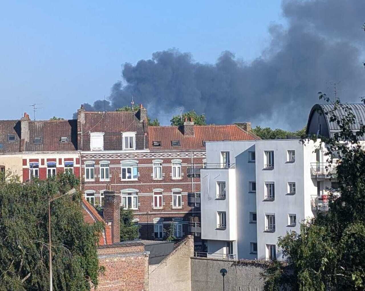Visible depuis Lille, un incendie s’est déclaré sur un camp rom de Ronchin ce samedi