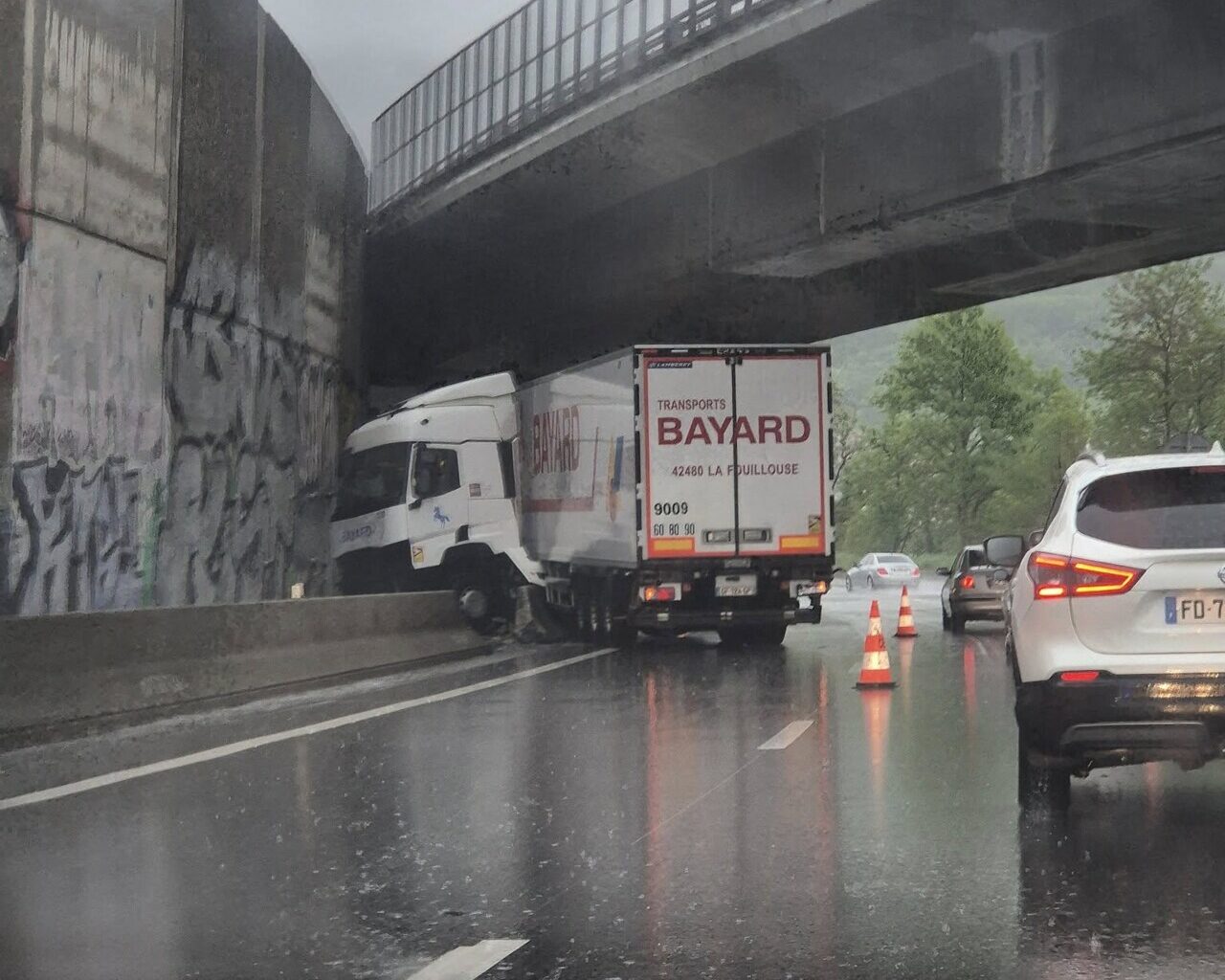 RN88/A72. Un camion s'encastre sous ce pont à Saint-Etienne : ce qu'il s'est passé