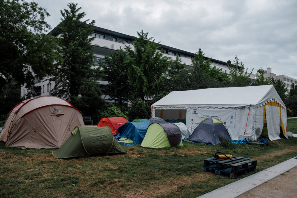 Depuis le 2 mai, le campement a bien évolué, avec notamment l'ajout de cette grande tente blanche, prêtée par la Ville de Rouen.