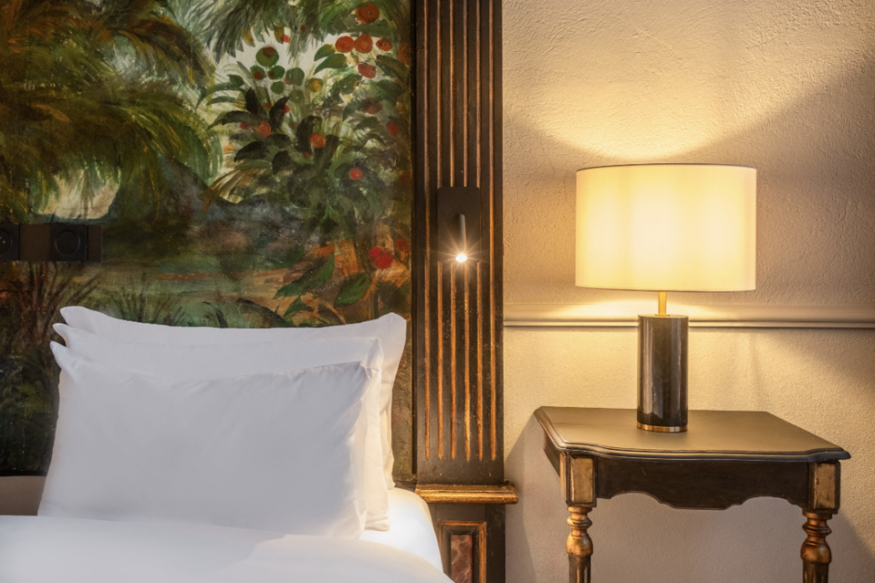 Une chambre de l'hôtel rénové.