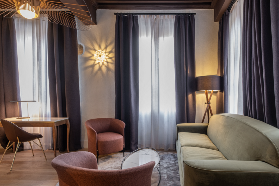 Une suite complètement rénovée à la Cour des Loges de Lyon.