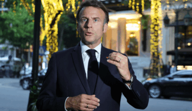 la Russie se moque d'Emmanuel Macron "giflé" par son épouse Brigitte