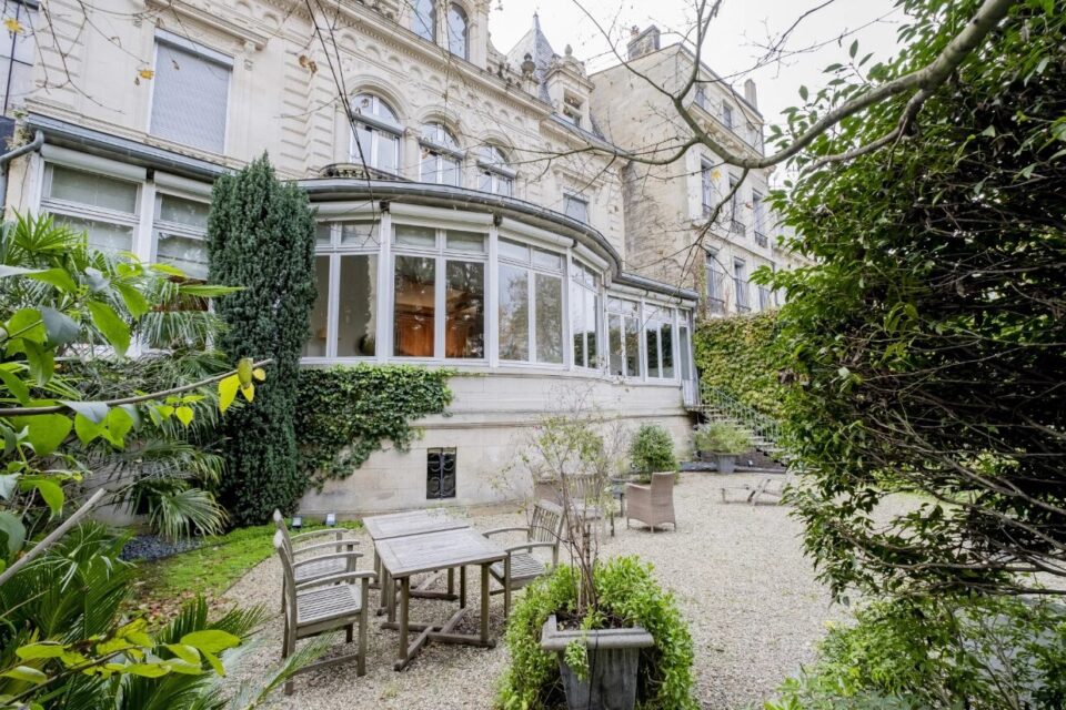 L'appartement donne directement sur le Jardin public de Bordeaux.