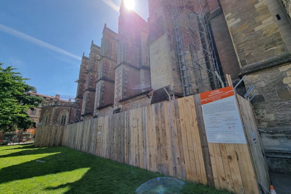 Derrière ces palissades se cachent des travaux pour la sécurité incendie de la cathédrale
