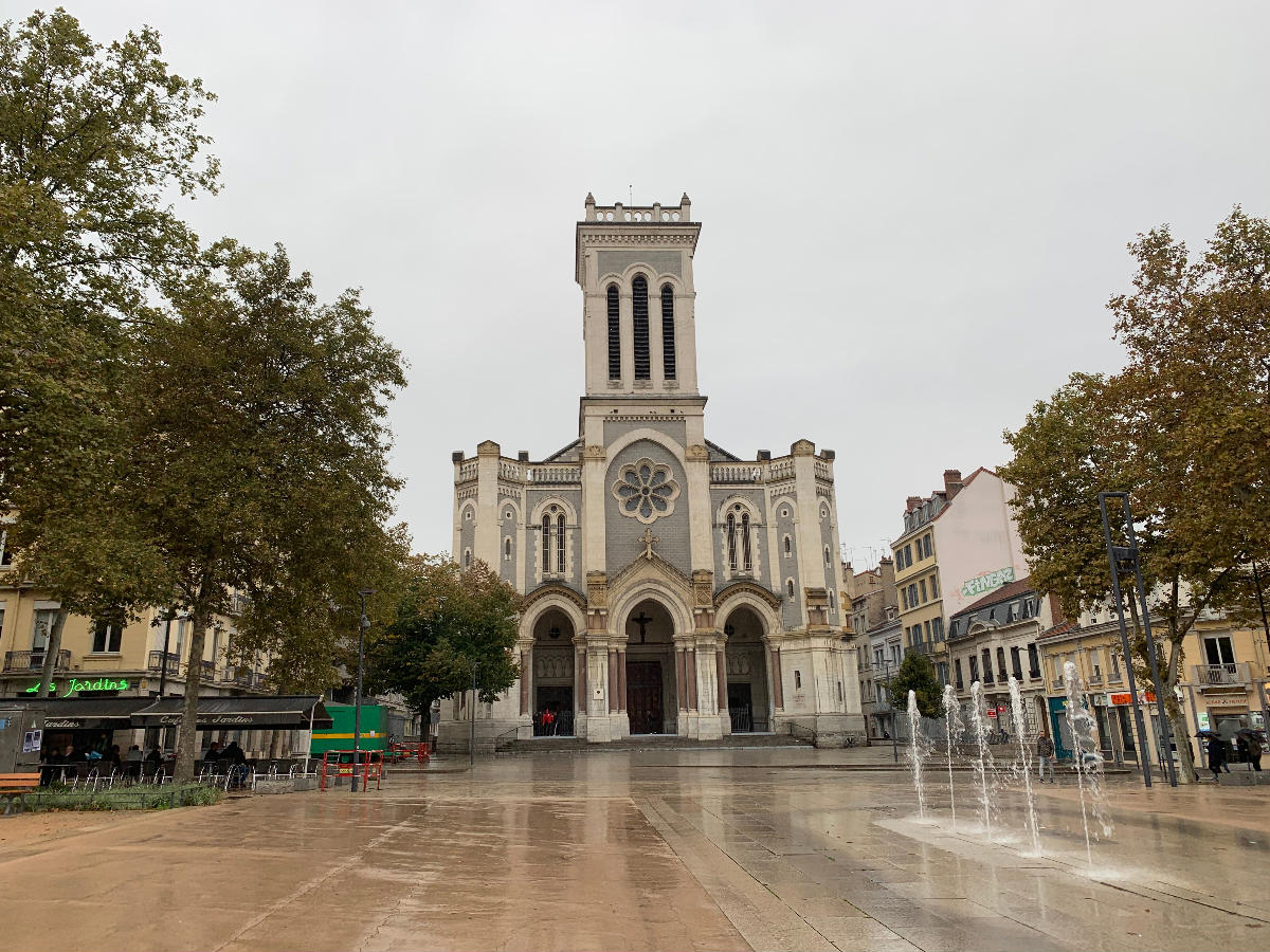 SAINT-ÉTIENNE : UNE FIDÈLE CONFOND LA SACRISTIE AVEC LES SANITAIRES
