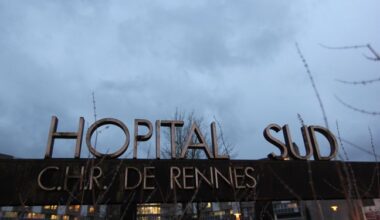 Gravement blessé par un coup de couteau, un homme abandonné devant l’hôpital