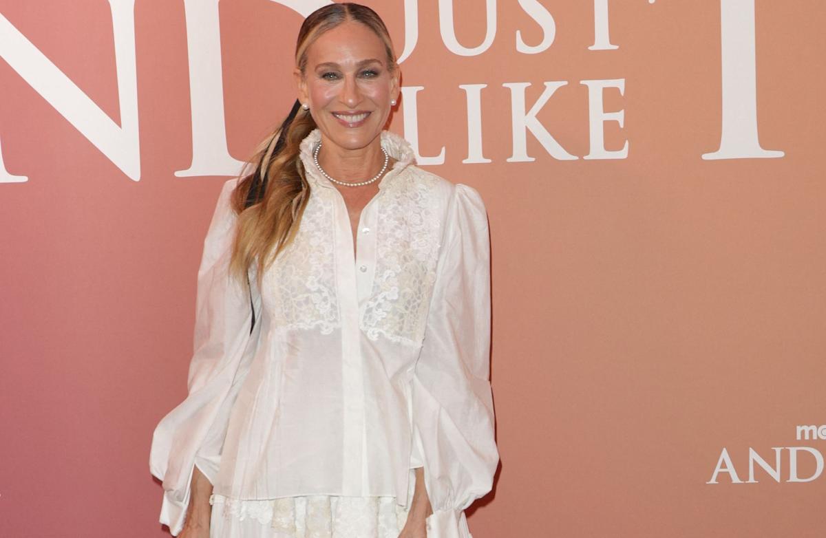 À Paris, Sarah Jessica Parker réhabilite les chaussures fétiches de Carrie Bradshaw