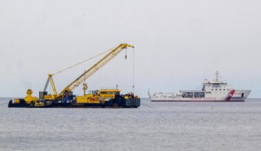 Grues géantes, sous-marin télécommandé... Les opérations pour sortir de la mer l’épave du yacht Bayesian ont débuté