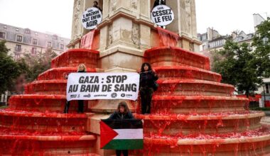Des ONG colorent une fontaine en rouge à Paris pour dire "stop au bain de sang" à Gaza