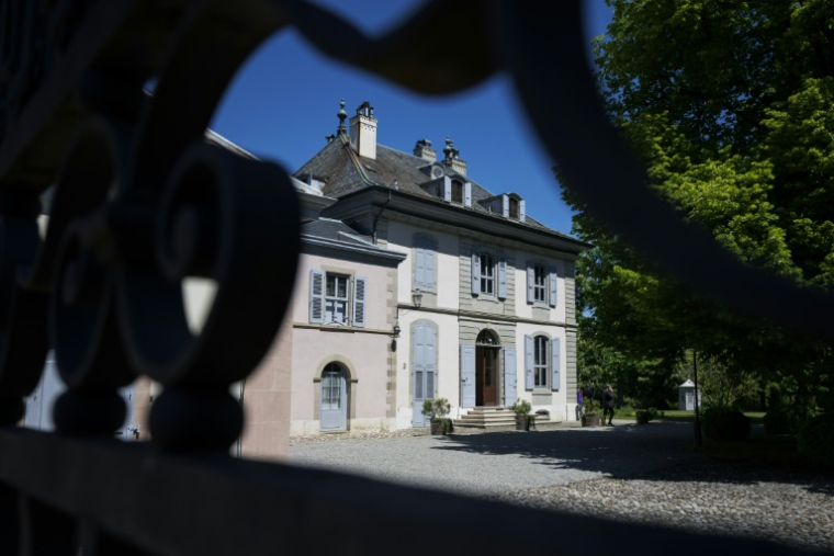 La villa  du Représentant permanent de la Suisse auprès des Nations unies à Genève où se tiennent qui accueille les discussions entre les hauts fonctionnaires américains et chinois sur les droits de douane, le 10 mai 2025 ( AFP / Fabrice COFFRINI )
