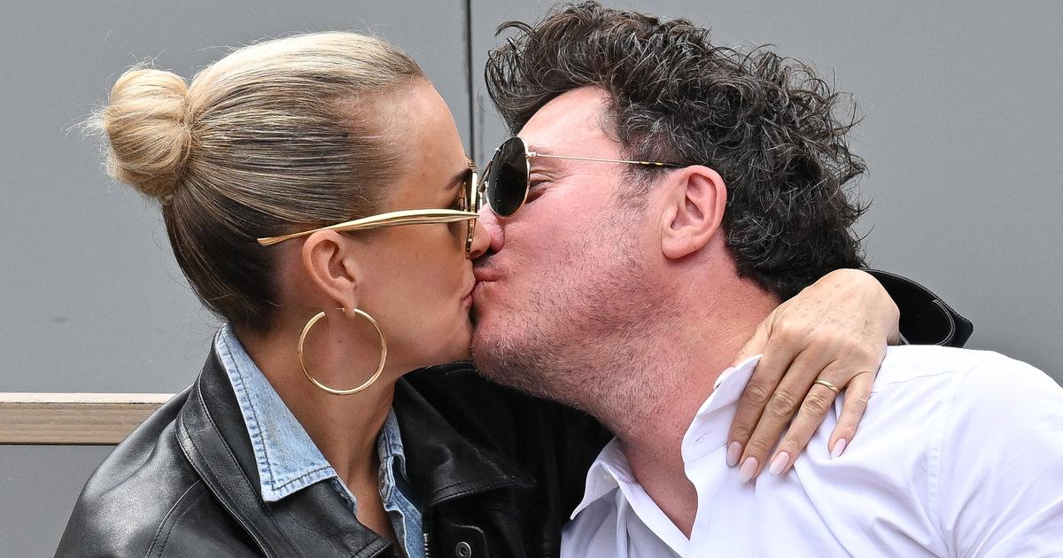 Baiser fougueux, éclats de rire... Laeticia Hallyday s’affiche avec son nouveau compagnon à Roland-Garros