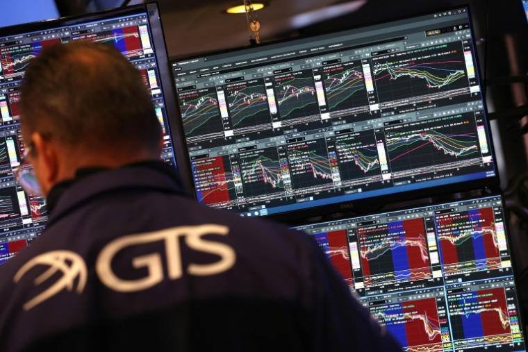 Des écrans d'indices boursiers, le 23 mai 2025 à  la Bourse de New York ( AFP / TIMOTHY A. CLARY )