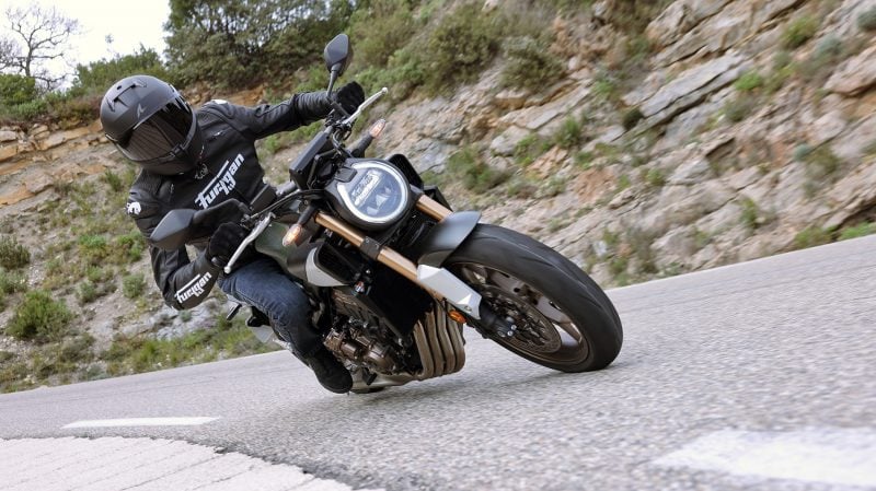 Certes la Honda CB650R E-Clutch n'est pas la plus vive ou la plus agile du segment, mais elle est hyper homogène, stable et rassurante tout en sachant être fun. Clairement c'est une moto qu'on recommande. 