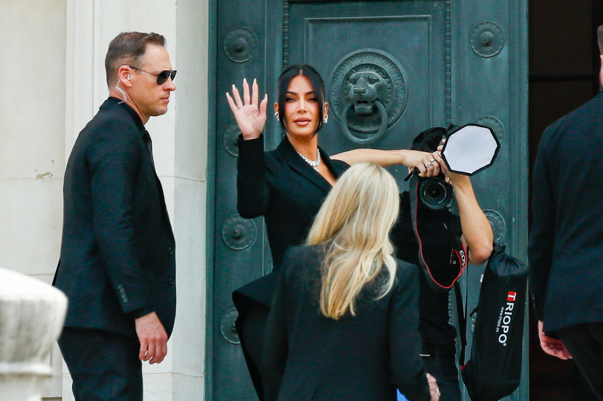 Kim Kardashian craque en plein tribunal dès les premières minutes de son témoignage