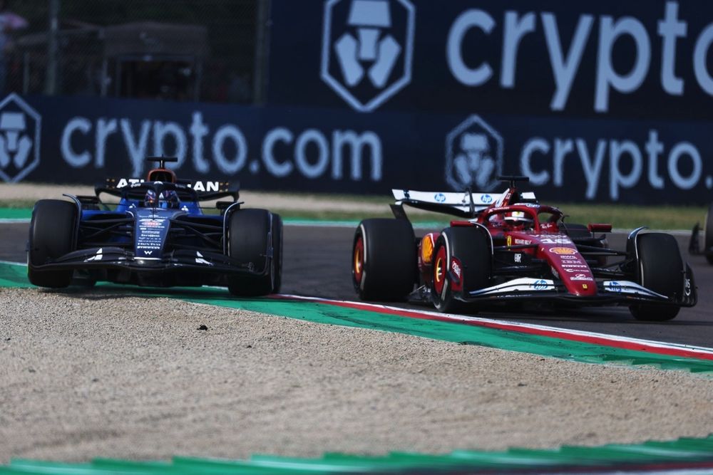 Charles Leclerc a forcé Alexander Albon hors de la piste au virage 2.