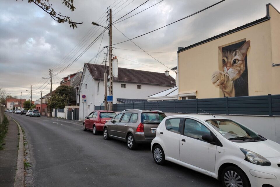 L'oeuvre est située à l'angle des rues Parmentier et David d'Angers