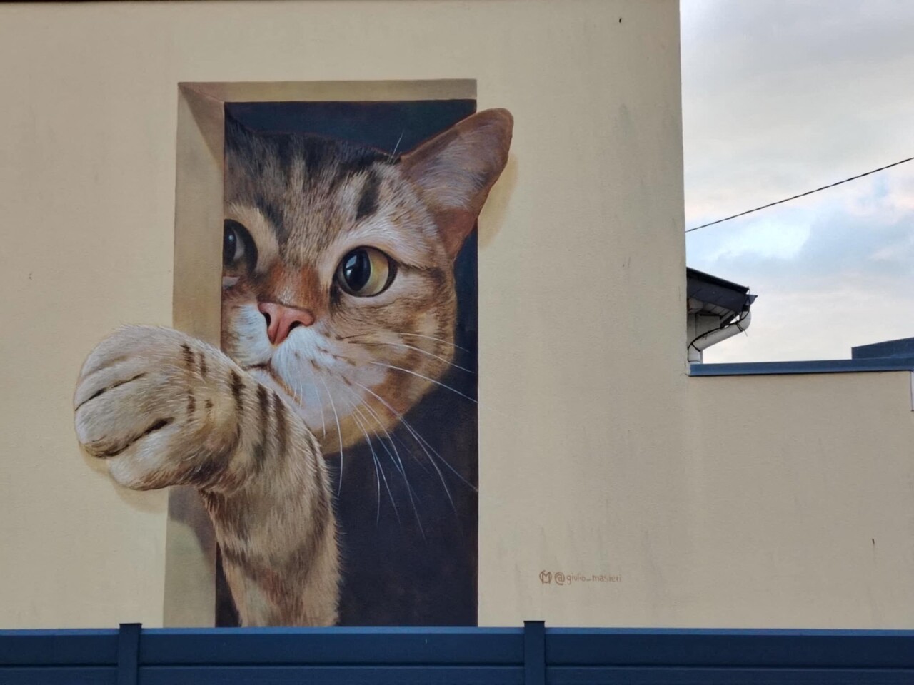 C'est quoi ce chat géant sur le mur d'une maison dans le quartier Sanvic au Havre ?
