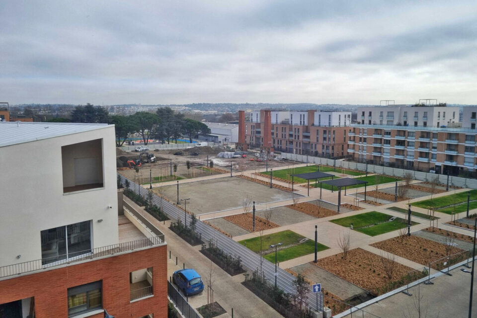 La vue sur le site de la future Halle aux cheminées, ici depuis les fenêtres de la nouvelle Cité administrative de Toulouse, où travaillent 1 600 agents
