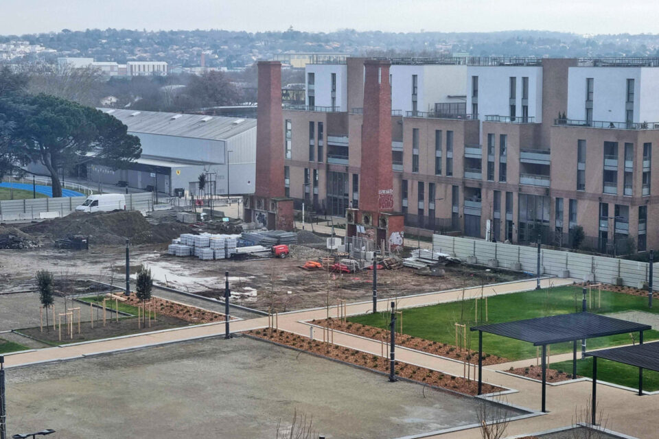 Un bâtiment neuf sera érigé autour des ex-cheminées du CEAT, qui ont été préservées dans ce quartier entièrement reconstruit