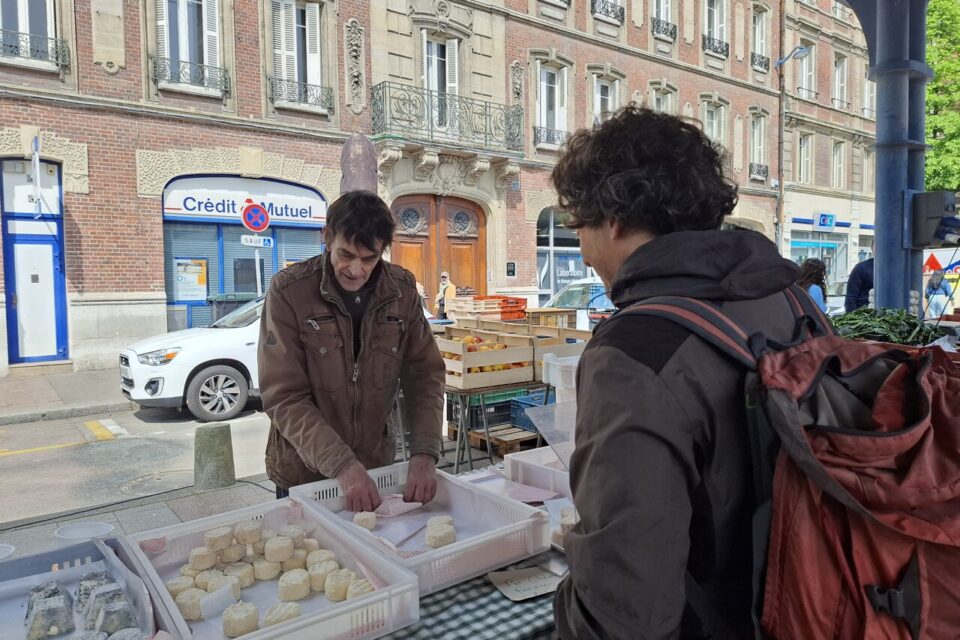 Christophe continue de vendre son fromage de chèvre sur le Clos Saint-Marc, bien que sa retraite approche.
