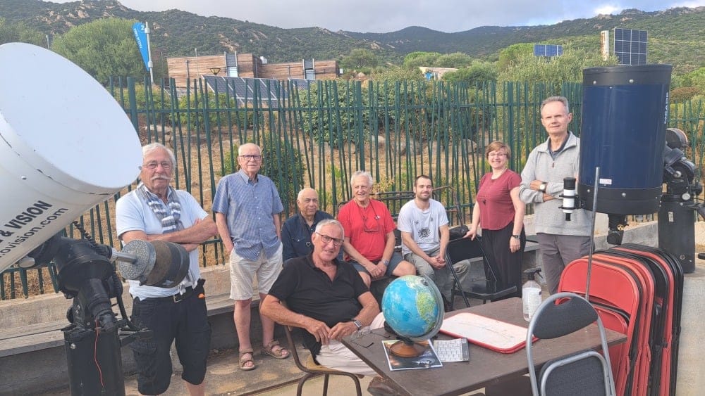 Une partie des membres du club des amateurs ajacciens d'astronomie. Ici à l'observatoire de Vignola.