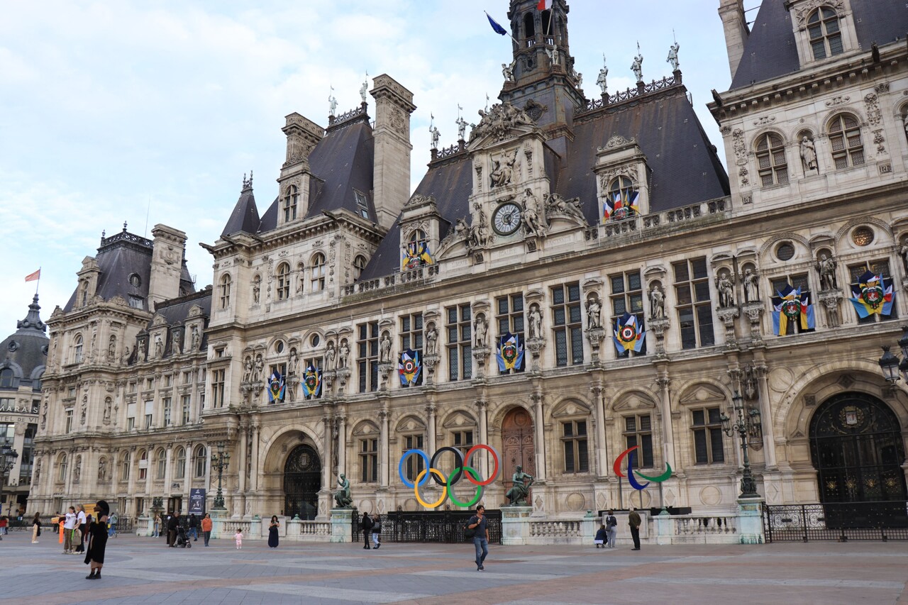 Anne Hidalgo pourra conserver les plaques de marbre en "écriture inclusive" à l'Hôtel de ville