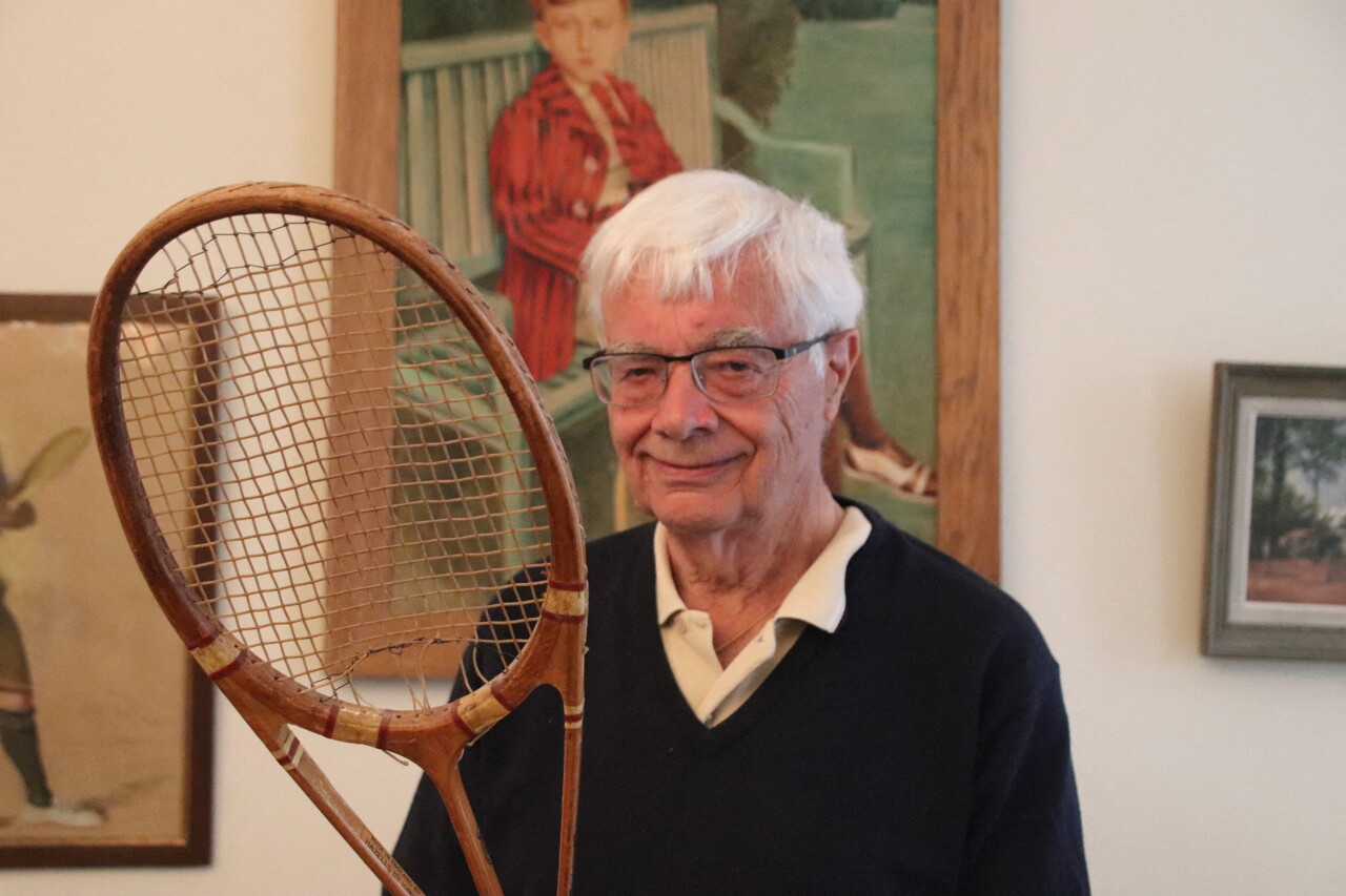 à 78 ans, Jean-Loup collectionne des pièces de tennis uniques à Paris