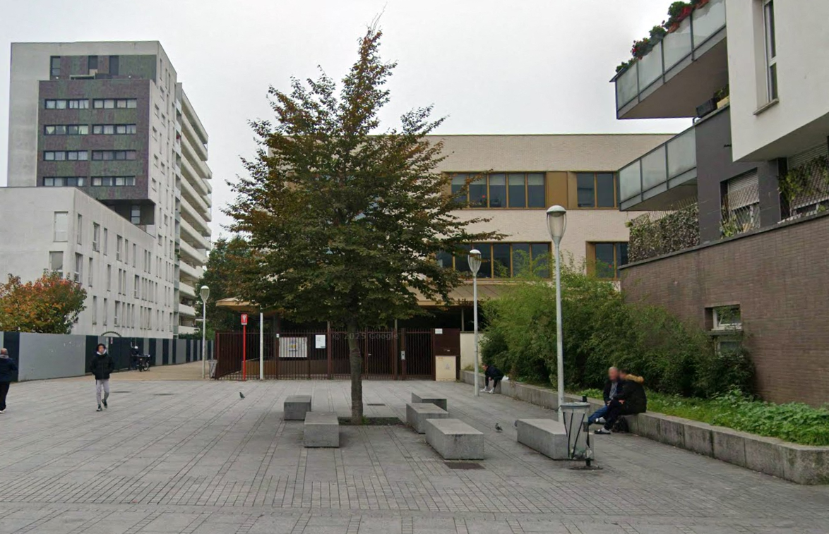 les élèves d'un collège confinés, les élus disent "stop"