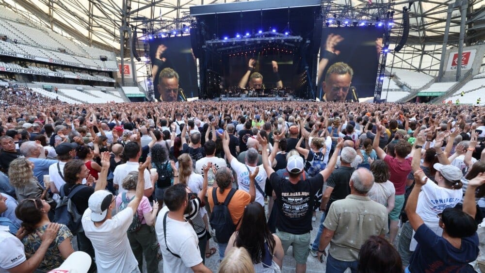 Ce samedi soir, au Vélodrome, comme lors de ses précédents concerts à Lille ou à Manchester, Bruce Springsteen donne tout avec l'énergie qui a toujours été la sienne.