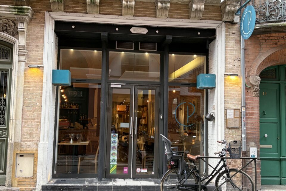 Le restaurant se trouve rue des prêtres aux Carmes, à côté des halles.