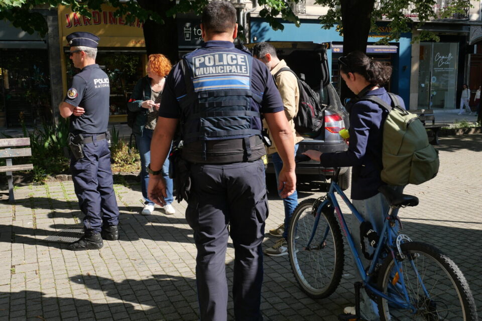 Opération prévention auprès des cyclistes et trottinettes pour la police de Grenoble, mardi 13 mai, face au nombre d'infractions constatées.