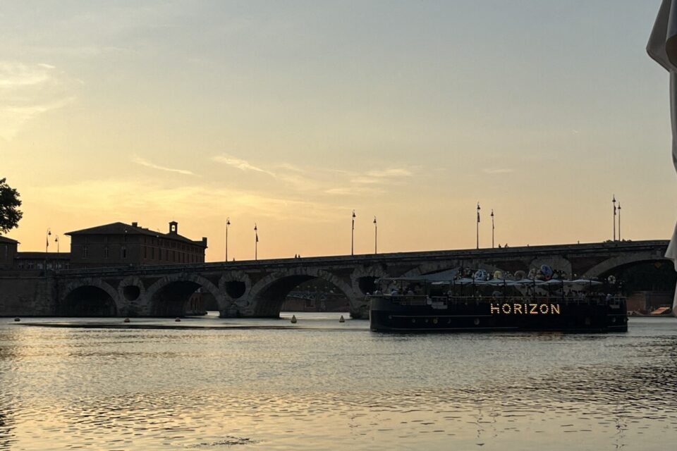 Une vue du coucher du soleil sur la Garonne, depuis la guinguette des Canotiers de Toulouse.