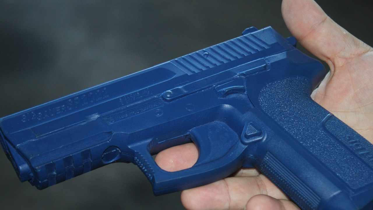 le voisin ivre se rend, il s'est débarrassé de son arme