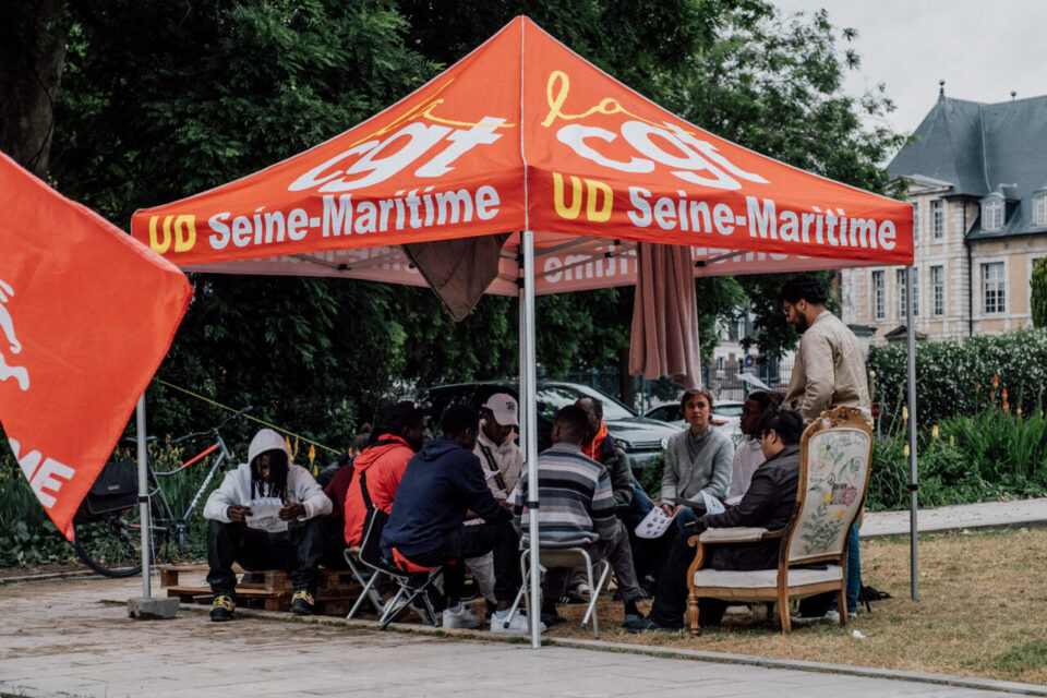 Chaque jours ou presque, des étudiants se relaient pour donner des cours bénévolement aux jeunes du campement.