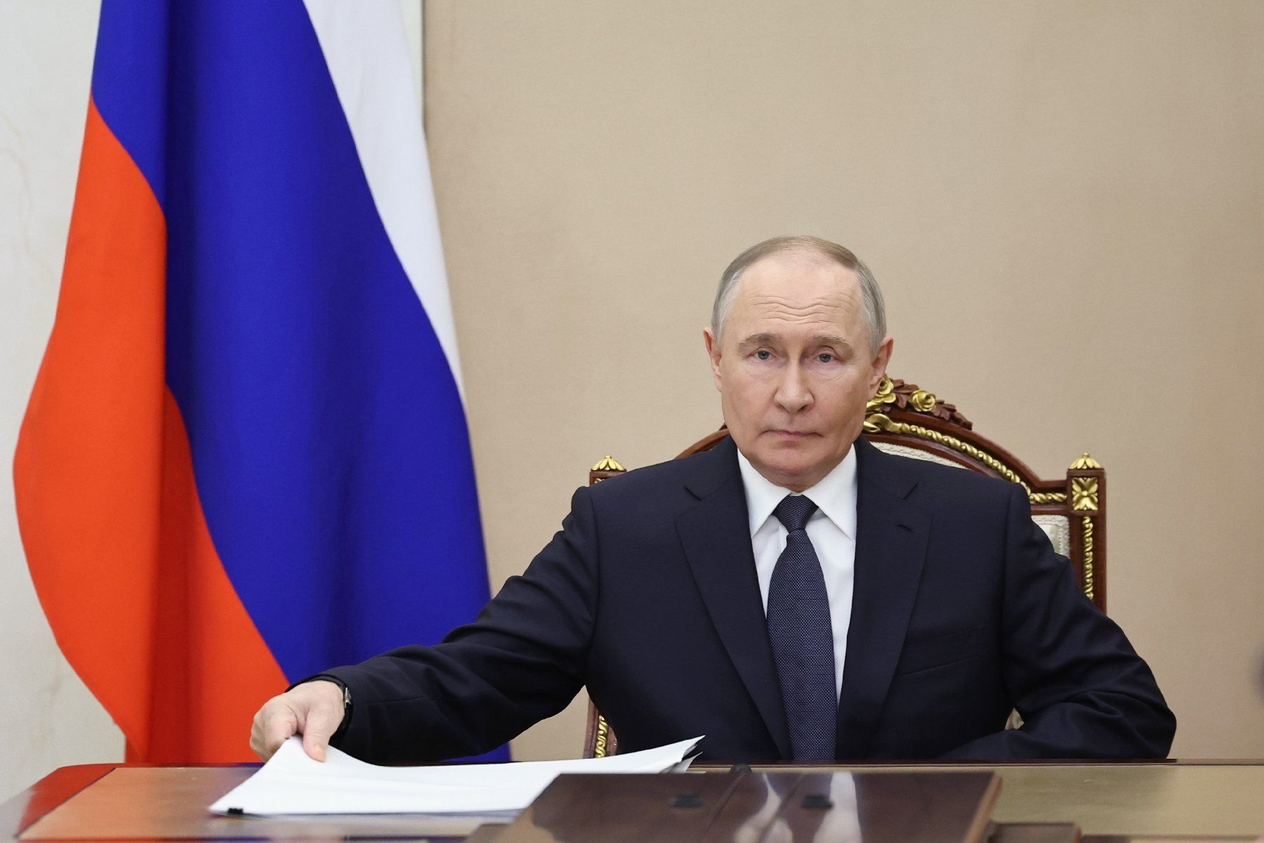 Le président russe Vladimir Poutine tient une réunion à Moscou, le 14 mai 2025, sur les prochains pourparlers de paix directs avec l'Ukraine, qui doivent se tenir à Istanbul