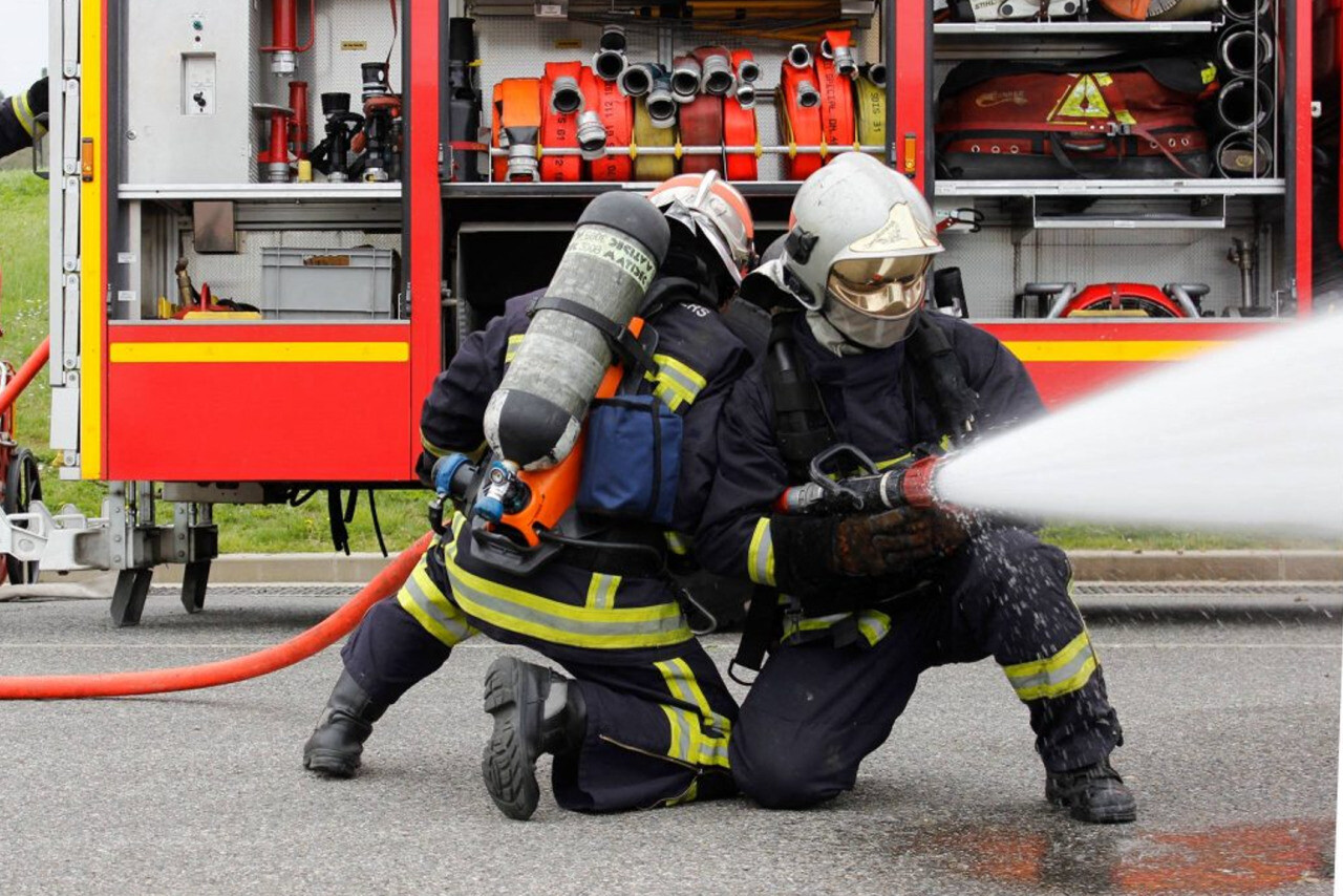 un camion prend feu près de Lyon, les pompiers interviennent d'urgence