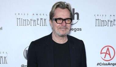 Gary Oldman n’a pas été pro avec Demi Moore sur le tournage des « Amants du nouveau monde » et il le regrette
