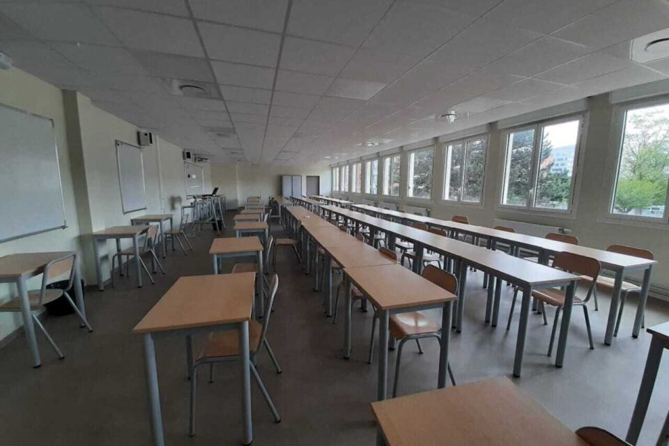 De vastes salles de classe rénovées.