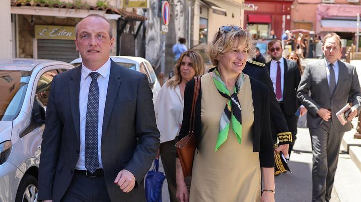 La ministre du Tourisme, Nathalie Delattre, et le ministre français de l’Action publique, Laurent Marcangeli, en Corse, ce lundi 26 mai.