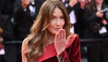 L’arrivée de Charlotte Gainsbourg en bus, la fille de Kate Winslet, le fils de «Schwarzy»... Sensationnelle montée des marches pour le film de Wes Anderson