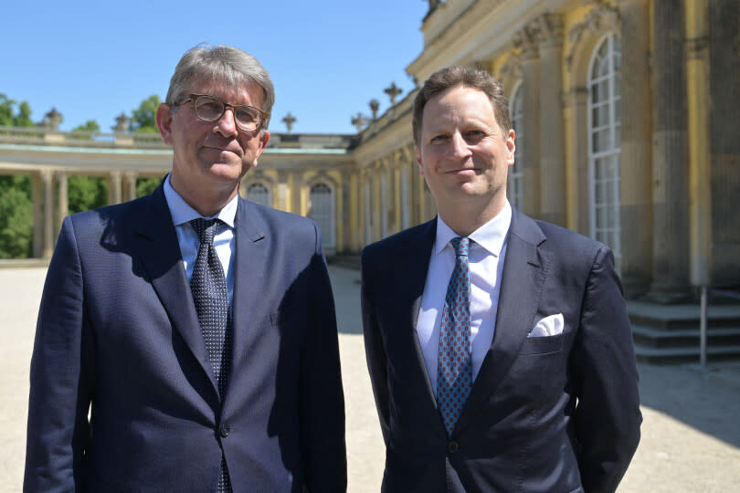 Le ministre de la Culture, Wolfram Weimer, en compagnie de Georg Friedrich, prince de Prusse, devant la façade du château de Sanssouci, le 13 mai 2025.