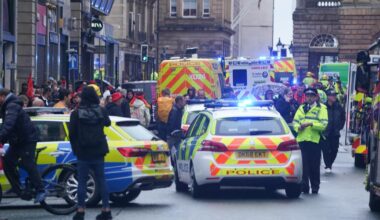 une voiture fonce sur la foule lors de la parade à Liverpool, 27 personnes hospitalisées