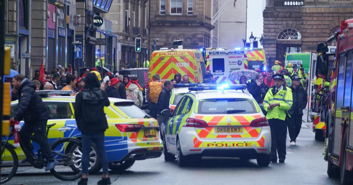 une voiture fonce sur la foule lors de la parade à Liverpool, 27 personnes hospitalisées
