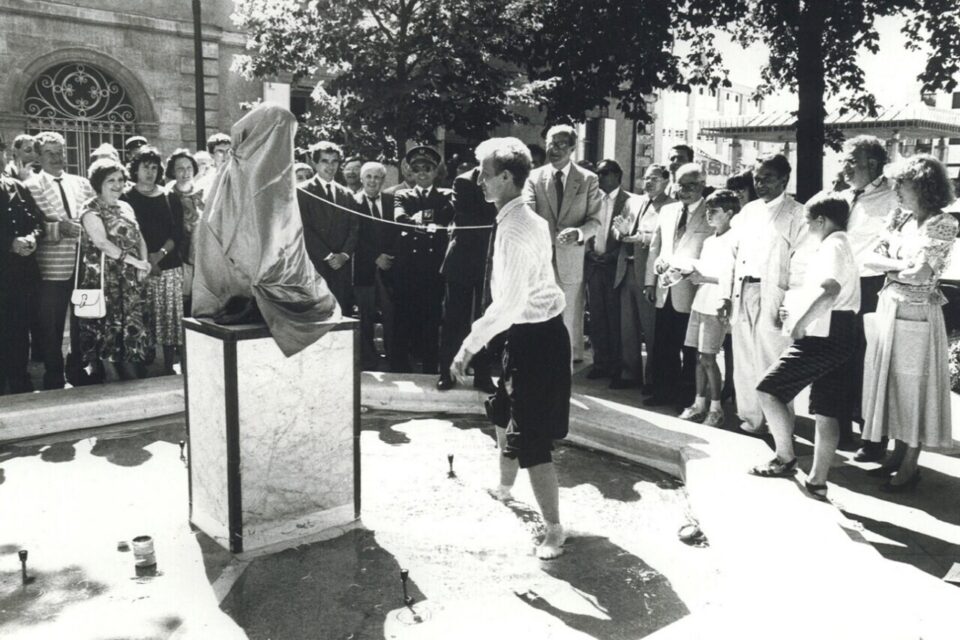 La statue de la Pomme d'amour a été installée et inaugurée en 1989.