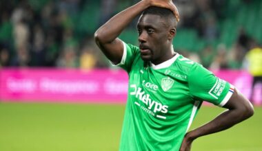 Le défenseur stéphanois Dennis Appiah se tient la tête après la défaite de Saint-Etienne face à Toulouse, à Saint-Etienne, le 17 mai 2025 (JEAN-PHILIPPE KSIAZEK)