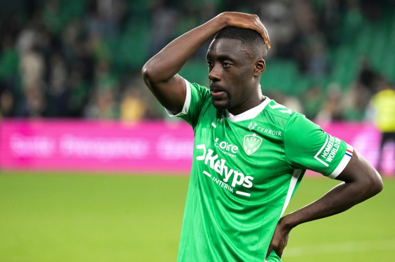 Le défenseur stéphanois Dennis Appiah se tient la tête après la défaite de Saint-Etienne face à Toulouse, à Saint-Etienne, le 17 mai 2025 (JEAN-PHILIPPE KSIAZEK)
