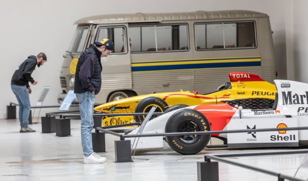 Dans le musée de l’Aventure Peugeot, la McLaren est exposée à côté de la « vipère », du regretté Eddie Jordan.   Photo Lionel Vadam