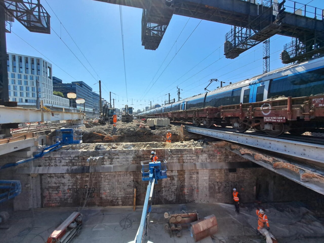 SNCF. Opération "coup de poing" pour remplacer un pont centenaire à Paris, sans couper le trafic des trains