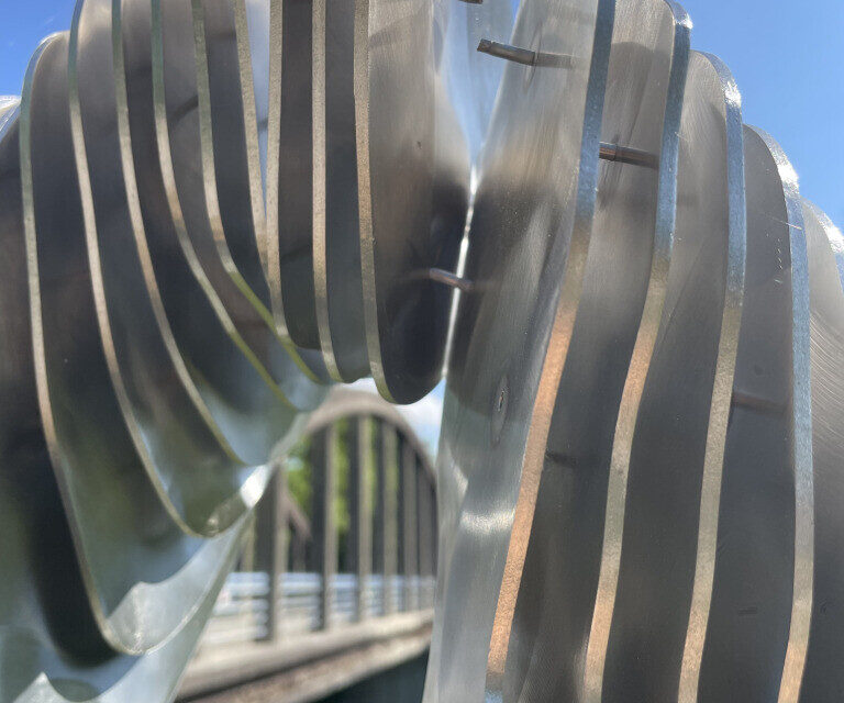 Le bras de la statue a été forcé.